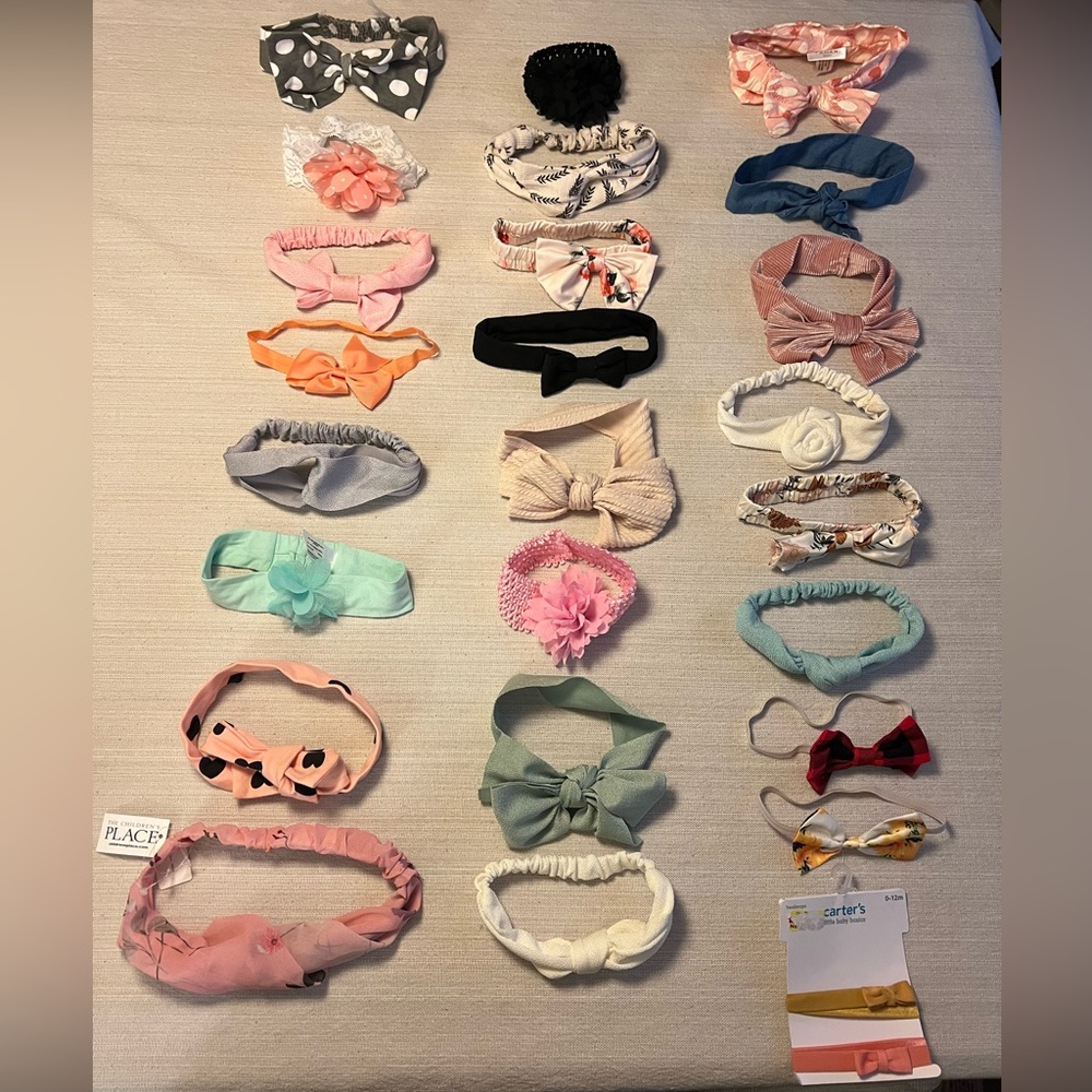 Assortment of 26 hair bows for infants and babies.